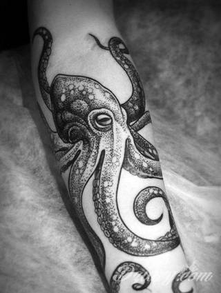 Tatuaże dla mężczyzn powinny być męskie, mocne, odważne. Pobudzają wyobraźnię, przekraczają granice. Symbolizują harmonię, ale i podkreślają gotowość na wszystko - tatuaż dla chłopaka czy mężczyzny to przede wszystkim pomysł. 