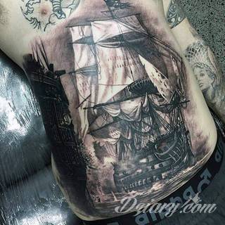 Tatuaże dla mężczyzn powinny być męskie, mocne, odważne. Pobudzają wyobraźnię, przekraczają granice. Symbolizują harmonię, ale i podkreślają gotowość na wszystko - tatuaż dla chłopaka czy mężczyzny to przede wszystkim pomysł. 