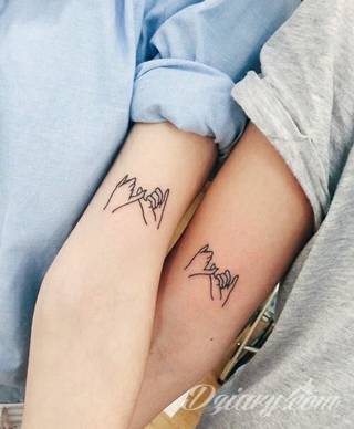 Tatuaże dla par podkreślające, że jedno nie istnieje bez drugiego. Świetne nie tylko dla małżeństw. Klimat tatuaży dla par podkreślony jest kolorystyką, ale też pomysłami: od humorystycznych po wizje połączonych puzzli czy nakreślone ważne dla par daty. 