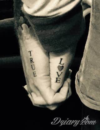 Tatuaże dla par podkreślające, że jedno nie istnieje bez drugiego. Świetne nie tylko dla małżeństw. Klimat tatuaży dla par podkreślony jest kolorystyką, ale też pomysłami: od humorystycznych po wizje połączonych puzzli czy nakreślone ważne dla par daty. 