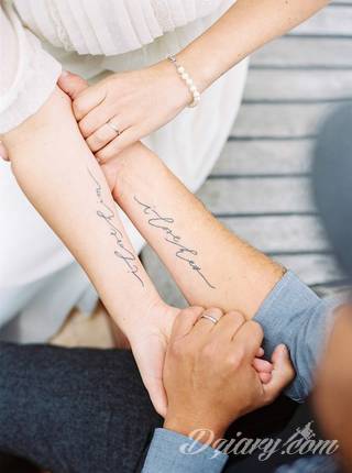 Tatuaże dla par podkreślające, że jedno nie istnieje bez drugiego. Świetne nie tylko dla małżeństw. Klimat tatuaży dla par podkreślony jest kolorystyką, ale też pomysłami: od humorystycznych po wizje połączonych puzzli czy nakreślone ważne dla par daty. 