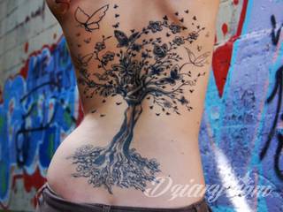 Tatuaże dla par podkreślające, że jedno nie istnieje bez drugiego. Świetne nie tylko dla małżeństw. Klimat tatuaży dla par podkreślony jest kolorystyką, ale też pomysłami: od humorystycznych po wizje połączonych puzzli czy nakreślone ważne dla par daty. 