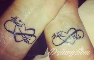 Tatuaże dla par podkreślające, że jedno nie istnieje bez drugiego. Świetne nie tylko dla małżeństw. Klimat tatuaży dla par podkreślony jest kolorystyką, ale też pomysłami: od humorystycznych po wizje połączonych puzzli czy nakreślone ważne dla par daty. 