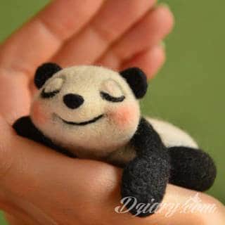 Tatuaże dla par podkreślające, że jedno nie istnieje bez drugiego. Świetne nie tylko dla małżeństw. Klimat tatuaży dla par podkreślony jest kolorystyką, ale też pomysłami: od humorystycznych po wizje połączonych puzzli czy nakreślone ważne dla par daty. 