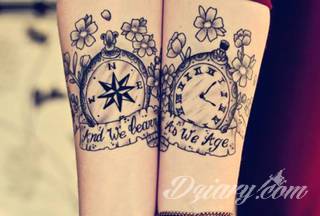 Tatuaże dla par podkreślające, że jedno nie istnieje bez drugiego. Świetne nie tylko dla małżeństw. Klimat tatuaży dla par podkreślony jest kolorystyką, ale też pomysłami: od humorystycznych po wizje połączonych puzzli czy nakreślone ważne dla par daty. 