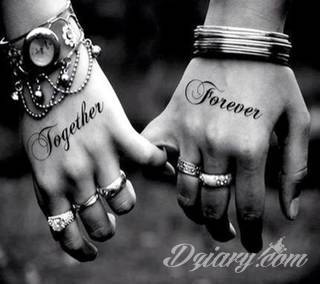 Tatuaże dla par podkreślające, że jedno nie istnieje bez drugiego. Świetne nie tylko dla małżeństw. Klimat tatuaży dla par podkreślony jest kolorystyką, ale też pomysłami: od humorystycznych po wizje połączonych puzzli czy nakreślone ważne dla par daty. 