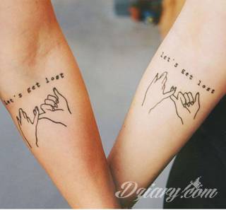 Tatuaże dla par podkreślające, że jedno nie istnieje bez drugiego. Świetne nie tylko dla małżeństw. Klimat tatuaży dla par podkreślony jest kolorystyką, ale też pomysłami: od humorystycznych po wizje połączonych puzzli czy nakreślone ważne dla par daty. 