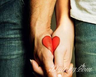 Tatuaże dla par podkreślające, że jedno nie istnieje bez drugiego. Świetne nie tylko dla małżeństw. Klimat tatuaży dla par podkreślony jest kolorystyką, ale też pomysłami: od humorystycznych po wizje połączonych puzzli czy nakreślone ważne dla par daty. 