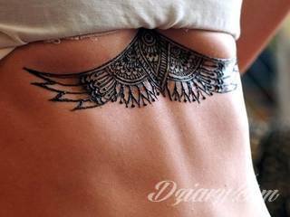 Tatuaże dla par podkreślające, że jedno nie istnieje bez drugiego. Świetne nie tylko dla małżeństw. Klimat tatuaży dla par podkreślony jest kolorystyką, ale też pomysłami: od humorystycznych po wizje połączonych puzzli czy nakreślone ważne dla par daty. 