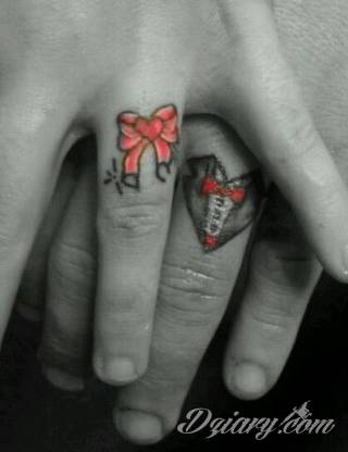 Tatuaże dla par podkreślające, że jedno nie istnieje bez drugiego. Świetne nie tylko dla małżeństw. Klimat tatuaży dla par podkreślony jest kolorystyką, ale też pomysłami: od humorystycznych po wizje połączonych puzzli czy nakreślone ważne dla par daty. 