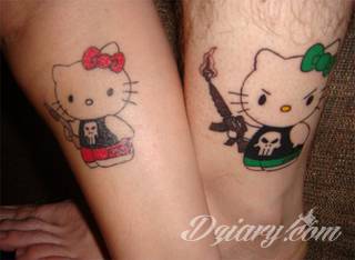 Tatuaże dla par podkreślające, że jedno nie istnieje bez drugiego. Świetne nie tylko dla małżeństw. Klimat tatuaży dla par podkreślony jest kolorystyką, ale też pomysłami: od humorystycznych po wizje połączonych puzzli czy nakreślone ważne dla par daty. 