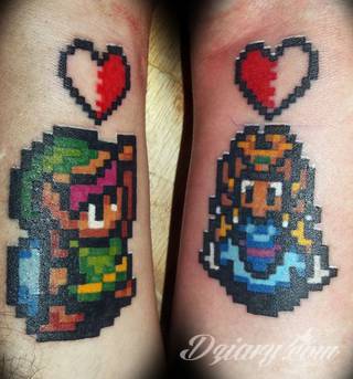 Tatuaże dla par podkreślające, że jedno nie istnieje bez drugiego. Świetne nie tylko dla małżeństw. Klimat tatuaży dla par podkreślony jest kolorystyką, ale też pomysłami: od humorystycznych po wizje połączonych puzzli czy nakreślone ważne dla par daty. 