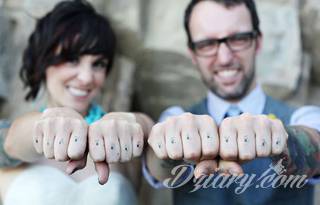 Tatuaże dla par podkreślające, że jedno nie istnieje bez drugiego. Świetne nie tylko dla małżeństw. Klimat tatuaży dla par podkreślony jest kolorystyką, ale też pomysłami: od humorystycznych po wizje połączonych puzzli czy nakreślone ważne dla par daty. 