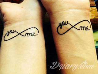 Tatuaże dla par podkreślające, że jedno nie istnieje bez drugiego. Świetne nie tylko dla małżeństw. Klimat tatuaży dla par podkreślony jest kolorystyką, ale też pomysłami: od humorystycznych po wizje połączonych puzzli czy nakreślone ważne dla par daty. 