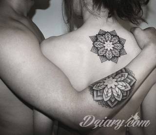 Tatuaże dla par podkreślające, że jedno nie istnieje bez drugiego. Świetne nie tylko dla małżeństw. Klimat tatuaży dla par podkreślony jest kolorystyką, ale też pomysłami: od humorystycznych po wizje połączonych puzzli czy nakreślone ważne dla par daty. 