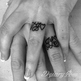 Tatuaże dla par podkreślające, że jedno nie istnieje bez drugiego. Świetne nie tylko dla małżeństw. Klimat tatuaży dla par podkreślony jest kolorystyką, ale też pomysłami: od humorystycznych po wizje połączonych puzzli czy nakreślone ważne dla par daty. 