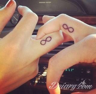 Tatuaże dla par podkreślające, że jedno nie istnieje bez drugiego. Świetne nie tylko dla małżeństw. Klimat tatuaży dla par podkreślony jest kolorystyką, ale też pomysłami: od humorystycznych po wizje połączonych puzzli czy nakreślone ważne dla par daty. 