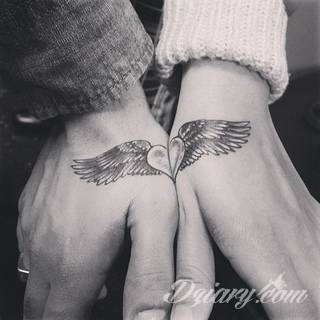 Tatuaże dla par podkreślające, że jedno nie istnieje bez drugiego. Świetne nie tylko dla małżeństw. Klimat tatuaży dla par podkreślony jest kolorystyką, ale też pomysłami: od humorystycznych po wizje połączonych puzzli czy nakreślone ważne dla par daty. 