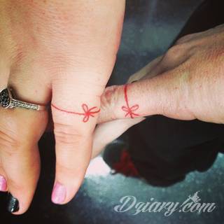 Tatuaże dla par podkreślające, że jedno nie istnieje bez drugiego. Świetne nie tylko dla małżeństw. Klimat tatuaży dla par podkreślony jest kolorystyką, ale też pomysłami: od humorystycznych po wizje połączonych puzzli czy nakreślone ważne dla par daty. 