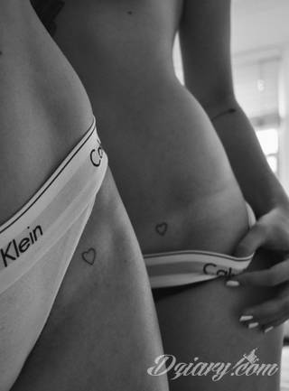 Tatuaże dla par podkreślające, że jedno nie istnieje bez drugiego. Świetne nie tylko dla małżeństw. Klimat tatuaży dla par podkreślony jest kolorystyką, ale też pomysłami: od humorystycznych po wizje połączonych puzzli czy nakreślone ważne dla par daty. 