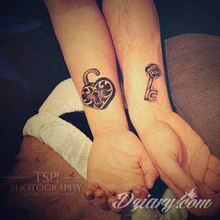 Tatuaże dla par podkreślające, że jedno nie istnieje bez drugiego. Świetne nie tylko dla małżeństw. Klimat tatuaży dla par podkreślony jest kolorystyką, ale też pomysłami: od humorystycznych po wizje połączonych puzzli czy nakreślone ważne dla par daty. 