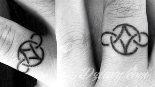 Tatuaże dla par podkreślające, że jedno nie istnieje bez drugiego. Świetne nie tylko dla małżeństw. Klimat tatuaży dla par podkreślony jest kolorystyką, ale też pomysłami: od humorystycznych po wizje połączonych puzzli czy nakreślone ważne dla par daty. 