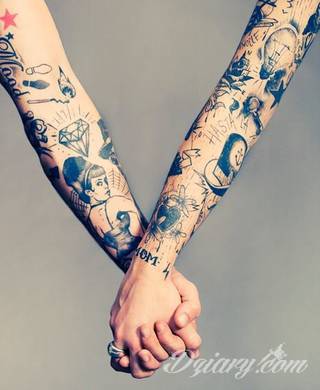 Tatuaże dla par podkreślające, że jedno nie istnieje bez drugiego. Świetne nie tylko dla małżeństw. Klimat tatuaży dla par podkreślony jest kolorystyką, ale też pomysłami: od humorystycznych po wizje połączonych puzzli czy nakreślone ważne dla par daty. 