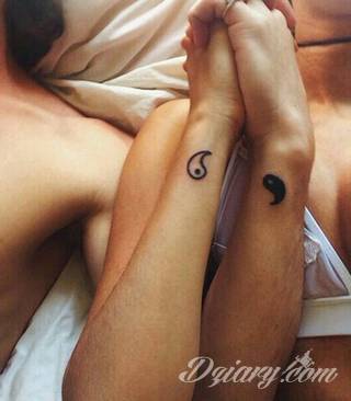 Tatuaże dla par podkreślające, że jedno nie istnieje bez drugiego. Świetne nie tylko dla małżeństw. Klimat tatuaży dla par podkreślony jest kolorystyką, ale też pomysłami: od humorystycznych po wizje połączonych puzzli czy nakreślone ważne dla par daty. 