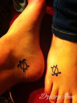 Tatuaże dla par podkreślające, że jedno nie istnieje bez drugiego. Świetne nie tylko dla małżeństw. Klimat tatuaży dla par podkreślony jest kolorystyką, ale też pomysłami: od humorystycznych po wizje połączonych puzzli czy nakreślone ważne dla par daty. 