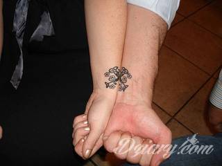 Tatuaże dla par podkreślające, że jedno nie istnieje bez drugiego. Świetne nie tylko dla małżeństw. Klimat tatuaży dla par podkreślony jest kolorystyką, ale też pomysłami: od humorystycznych po wizje połączonych puzzli czy nakreślone ważne dla par daty. 