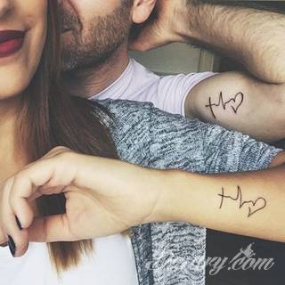 Tatuaże dla par podkreślające, że jedno nie istnieje bez drugiego. Świetne nie tylko dla małżeństw. Klimat tatuaży dla par podkreślony jest kolorystyką, ale też pomysłami: od humorystycznych po wizje połączonych puzzli czy nakreślone ważne dla par daty. 