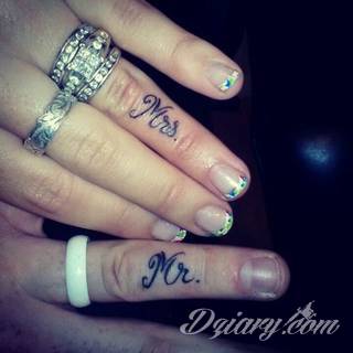 Tatuaże dla par podkreślające, że jedno nie istnieje bez drugiego. Świetne nie tylko dla małżeństw. Klimat tatuaży dla par podkreślony jest kolorystyką, ale też pomysłami: od humorystycznych po wizje połączonych puzzli czy nakreślone ważne dla par daty. 