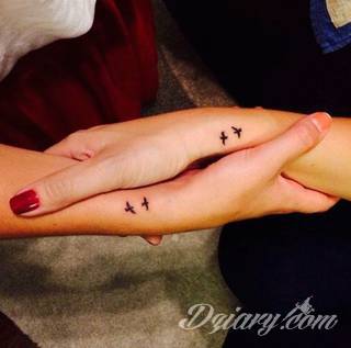 Tatuaże dla par podkreślające, że jedno nie istnieje bez drugiego. Świetne nie tylko dla małżeństw. Klimat tatuaży dla par podkreślony jest kolorystyką, ale też pomysłami: od humorystycznych po wizje połączonych puzzli czy nakreślone ważne dla par daty. 