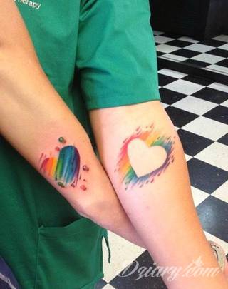 Tatuaże dla par podkreślające, że jedno nie istnieje bez drugiego. Świetne nie tylko dla małżeństw. Klimat tatuaży dla par podkreślony jest kolorystyką, ale też pomysłami: od humorystycznych po wizje połączonych puzzli czy nakreślone ważne dla par daty. 