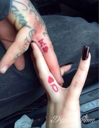 Tatuaże dla par podkreślające, że jedno nie istnieje bez drugiego. Świetne nie tylko dla małżeństw. Klimat tatuaży dla par podkreślony jest kolorystyką, ale też pomysłami: od humorystycznych po wizje połączonych puzzli czy nakreślone ważne dla par daty. 