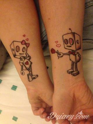 Tatuaże dla par podkreślające, że jedno nie istnieje bez drugiego. Świetne nie tylko dla małżeństw. Klimat tatuaży dla par podkreślony jest kolorystyką, ale też pomysłami: od humorystycznych po wizje połączonych puzzli czy nakreślone ważne dla par daty. 