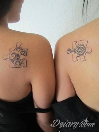 Tatuaże dla par podkreślające, że jedno nie istnieje bez drugiego. Świetne nie tylko dla małżeństw. Klimat tatuaży dla par podkreślony jest kolorystyką, ale też pomysłami: od humorystycznych po wizje połączonych puzzli czy nakreślone ważne dla par daty. 