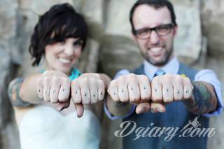 Tatuaże dla par podkreślające, że jedno nie istnieje bez drugiego. Świetne nie tylko dla małżeństw. Klimat tatuaży dla par podkreślony jest kolorystyką, ale też pomysłami: od humorystycznych po wizje połączonych puzzli czy nakreślone ważne dla par daty. 