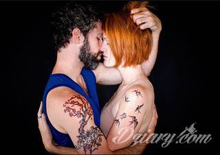 Tatuaże dla par podkreślające, że jedno nie istnieje bez drugiego. Świetne nie tylko dla małżeństw. Klimat tatuaży dla par podkreślony jest kolorystyką, ale też pomysłami: od humorystycznych po wizje połączonych puzzli czy nakreślone ważne dla par daty. 