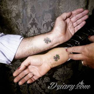 Tatuaże dla par podkreślające, że jedno nie istnieje bez drugiego. Świetne nie tylko dla małżeństw. Klimat tatuaży dla par podkreślony jest kolorystyką, ale też pomysłami: od humorystycznych po wizje połączonych puzzli czy nakreślone ważne dla par daty. 