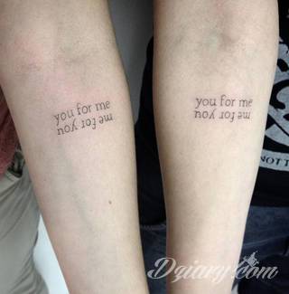 Tatuaże dla par podkreślające, że jedno nie istnieje bez drugiego. Świetne nie tylko dla małżeństw. Klimat tatuaży dla par podkreślony jest kolorystyką, ale też pomysłami: od humorystycznych po wizje połączonych puzzli czy nakreślone ważne dla par daty. 