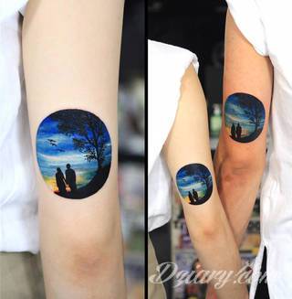 Tatuaże dla par podkreślające, że jedno nie istnieje bez drugiego. Świetne nie tylko dla małżeństw. Klimat tatuaży dla par podkreślony jest kolorystyką, ale też pomysłami: od humorystycznych po wizje połączonych puzzli czy nakreślone ważne dla par daty. 