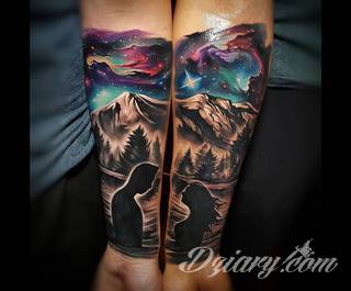 Tatuaże dla par podkreślające, że jedno nie istnieje bez drugiego. Świetne nie tylko dla małżeństw. Klimat tatuaży dla par podkreślony jest kolorystyką, ale też pomysłami: od humorystycznych po wizje połączonych puzzli czy nakreślone ważne dla par daty. 