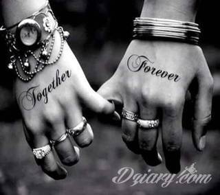 Tatuaże dla par podkreślające, że jedno nie istnieje bez drugiego. Świetne nie tylko dla małżeństw. Klimat tatuaży dla par podkreślony jest kolorystyką, ale też pomysłami: od humorystycznych po wizje połączonych puzzli czy nakreślone ważne dla par daty. 