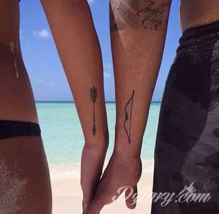 Tatuaże dla par podkreślające, że jedno nie istnieje bez drugiego. Świetne nie tylko dla małżeństw. Klimat tatuaży dla par podkreślony jest kolorystyką, ale też pomysłami: od humorystycznych po wizje połączonych puzzli czy nakreślone ważne dla par daty. 