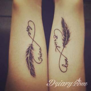 Tatuaże dla par podkreślające, że jedno nie istnieje bez drugiego. Świetne nie tylko dla małżeństw. Klimat tatuaży dla par podkreślony jest kolorystyką, ale też pomysłami: od humorystycznych po wizje połączonych puzzli czy nakreślone ważne dla par daty. 