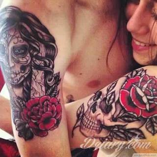 Tatuaże dla par podkreślające, że jedno nie istnieje bez drugiego. Świetne nie tylko dla małżeństw. Klimat tatuaży dla par podkreślony jest kolorystyką, ale też pomysłami: od humorystycznych po wizje połączonych puzzli czy nakreślone ważne dla par daty. 