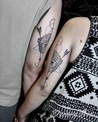 Tatuaże dla par podkreślające, że jedno nie istnieje bez drugiego. Świetne nie tylko dla małżeństw. Klimat tatuaży dla par podkreślony jest kolorystyką, ale też pomysłami: od humorystycznych po wizje połączonych puzzli czy nakreślone ważne dla par daty. 