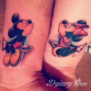 Tatuaże dla par podkreślające, że jedno nie istnieje bez drugiego. Świetne nie tylko dla małżeństw. Klimat tatuaży dla par podkreślony jest kolorystyką, ale też pomysłami: od humorystycznych po wizje połączonych puzzli czy nakreślone ważne dla par daty. 