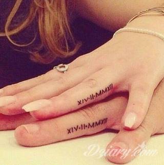 Tatuaże dla par podkreślające, że jedno nie istnieje bez drugiego. Świetne nie tylko dla małżeństw. Klimat tatuaży dla par podkreślony jest kolorystyką, ale też pomysłami: od humorystycznych po wizje połączonych puzzli czy nakreślone ważne dla par daty. 